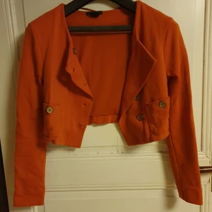 Jacka xs - Kort rostfärgad/orange jacka/kofta i stl xs. 