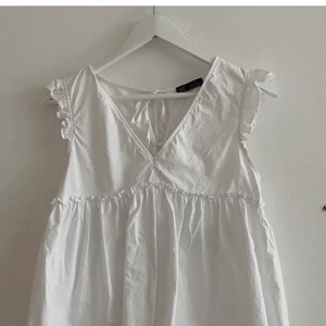 Vit topp  - Vit topp från Zara, köpt för något år sedan men nästan aldrig använd!😍 skriv för fler bilder 