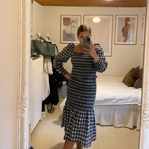 Rutigt set från H&M - Superfint rutigt set från H&M i storlek M, som tyvärr inte kommer till användning💔. Använt 1 gång! Nyskick. 