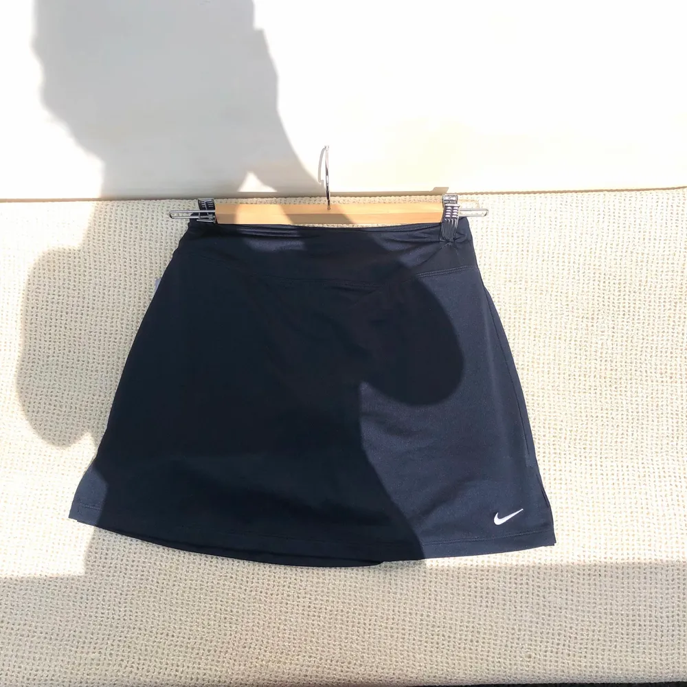 Från Nike, strl xs! Mörkblå med tighta shorts under som en vanlig tenniskjol. Aldrig använd med alla lappar kvar.🌷. Kjolar.