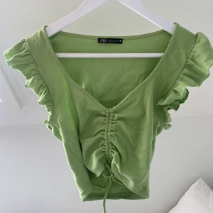 Grön topp från zara - Ett felköp som aldrig används. Storlek M och säljes för 60kr + frakt
