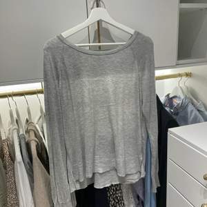 Säljer en likadan tröja som i förra posten fast i denna gråa färgen! Älskar den men får tyvärr ingen användning av den. Den är tunt stickad vilket gör den helt perfekt på sommaren och i början av hösten💕