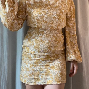 En gul och vit klänning i strl xs - Klänningen är i fint skick och endast använd ett fåtal gånger. Lappen där storleken står på har lossnat på ena sidan.