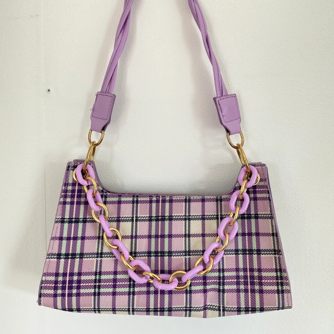 Lila rutig väska