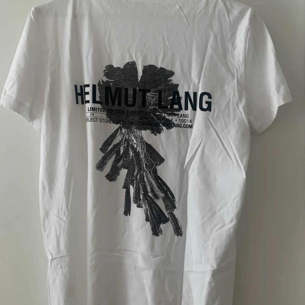 Säljer en t-shirt från Helmut Lang i storlek M, den är unisex och bra i storleken. Använd 1 gång enbart så i väldigt bra skick. Den har ett mindre tryck framtill och större bak, i svart-vitt. Den är inköpt för 800 kr och jag säljer den nu för 350 kr, köparen får stå för frakten.. T-shirts.