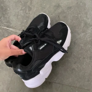 Adidas skor - Ett par jättefina asidasskor😍använts bara några gånger, köpte skorna från en adidas butik och köpte dem för 1099kr. Pris kan diskuteras❤️