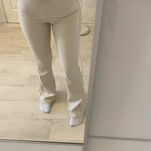 Byxor  - Skin byxor köpta på Gina Tricot. Storlek Xxs, jag är 160 cm. Kostar 100kr plus frakt!