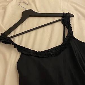 Nattlinne  - Ett svart nattlinne med jättegulliga detaljer, som man kan se på första bilden<3 storlek s, från märket closeness!! Fungerar självklart som en vardagsklänning oxå:) 