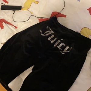 juicy couture  - använda nåra gånger, köpta på urban outfitters för 875kr! i gott skick, kan mötas upp om det är i stockholm annars står du själv för frakten. du kan pruta ner priset! men inte för mycket! swish eller kontanter!!!