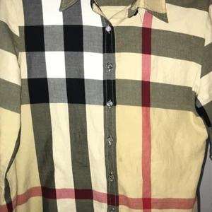 Burberry skjorta - Burberry skjorta i mycket fin skick, storlek S sitter också som XS