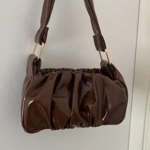 Väska - Säljer min bruna väska ifrån asos. Jättefin och i nyskick❤️ Frakt tillkommer