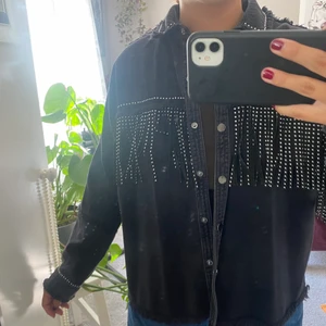 Zara jacka - Jeansjacka med silver detaljer från zara strl S. Den är i fint skick men använd (nypris 559kr). Pris 200 kr och frakt 66kr tillkommer. Skriv för fler bilder/ vid funderingar💕💕