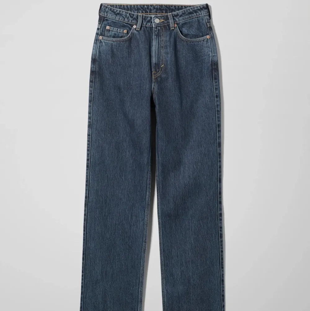 Mina älskade mörkblå weekday jeans, rowe modellen.. Jeans & Byxor.