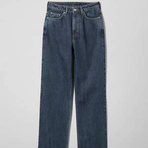 Mina älskade mörkblå weekday jeans, rowe modellen.