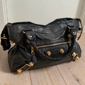 Balenciaga M - Äkta balenciaga väska i svart skin! Mått (ca)25 bred 38,5 lång! Buda i kommentarerna eller köp direkt för 4500!  Pris kan diskuteras❤️ Spårbarfrakt ingår i priset!
