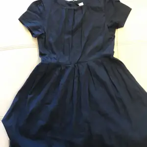 Snygg Marinblå klänning, fin kvalite 