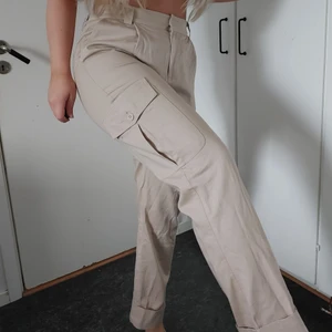 Byxor från nelly - Beiga byxor från nelly i storle 38. Knappt använda. Har lite fickor och är uppvikta i byxbenen. 