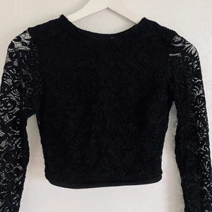 Spets topp - Fin spetstopp med öppen rygg, fint skick! 120 kr inklusive frakt! 🌹