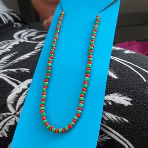 Röd och grön halsband  - Halsband 