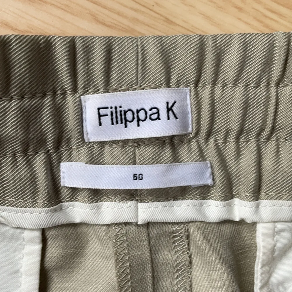 Linnebyxor från Filippa K, sitter som medium. Jeans & Byxor.