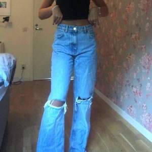 Ett par oanvända jeans från Zara 🥰 Säljer då de är för stora för mig! Skriv till mig om du har flera frågor eller vill ha mer bilder på byxorna. 
