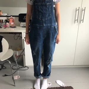 Hängslebyxor - Knappt använd, väldigt bra skick. Säljer då de inte används. Det är min lillasyster som har på sig de på bilden💕 Köparen står för frakt men kan samfrakta om man vill ha mer.