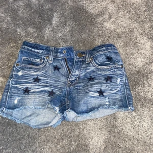 Jeansshorts  - Ett par blåa jeansshorts jättefin skick säljer för att dem är för små 
