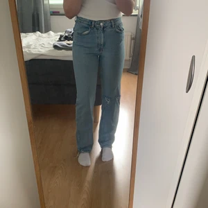 Weekday jeans - Weekday jeans i modellen Voyage. Superfina jeans som jag själv klippt ett hål i. Superfint skick och sitter perfekt på mig som är 173 cm lång. Säljer för att jag inte får användning för dem längre. 250kr + frakt