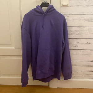 Lila hoodie i storlek L - Använt 1-2 gång och köpt i december förra året, passar till västen som ligger i min profil, hoodien är ifrån weekday