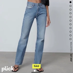 Midrise zara jeans - Midrise jeans från Zara i blått. Köptes här på plick men är endast testade av mig och hon jag köpte av. Buda från 300 eller köp direkt för 500+ frakt❤️