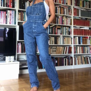 Dungarees! - Så snygga vintage dungarees från Rifle köpta på Humana! Sitter snyggt oversized på mig som är en 38/W28 och 171cm (långa!)💞💞 Står strl W31 vilket jag tycker överensstämmer bra! Lite slitna vid hälarna men annars i bra skick!🥰