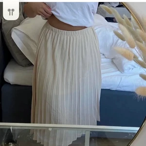 Kjol - Pilserad kjol aldrig använd💫