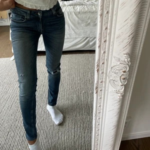 LÅGMIDJADE JEANS💙 - Super snygga lågmidjade jeans, nytt skick!! 3 för 2🥰🌸💓