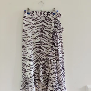 Omlottkjol zebramönster strl 36 - Fin omlottkjol från Bikbok i strl 36. Använd 4-5 gånger. Inga märkbara slitningar förutom någon möjlig liten tråddragning (som inte syns). 