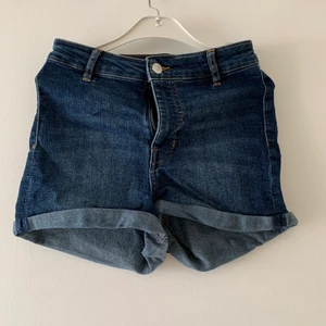 Shorts från h&m - Jeansshorts från h&m. Storlek 38, passar även en 36 i storlek. Kan mötas upp i Vellinge & malmö / köparen står för frakten. 