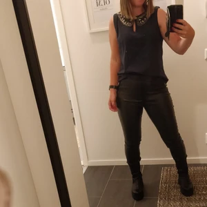 Topp från Saint Tropez - Topp/blus med pärlkrage i gott skick. Marinblå.