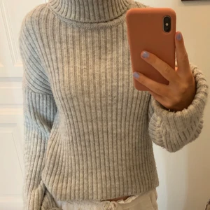 Stickad tröja nakd  - Fin stickad grå tröja med polokrage från nakd!💗💗 I storlek xs, köpare står för frakten