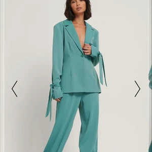 Nakd set - OANVÄNT kostym set från NAKD i blå grön från systrarna HOSS kollektionen! Köparen står för frakten ! Strl 40 i kavaj och 42 i byxan 