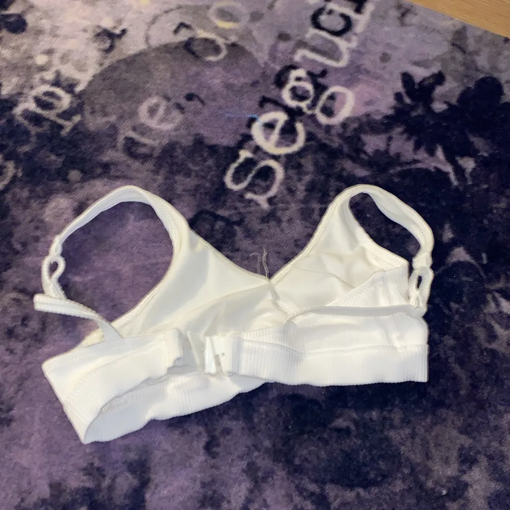 Beige-gul bikini överdel, passar bra på xs🌸Betalning via swish. Vet inte hur jag ska beskriva den men sitter bra & är riktigt fin🥰 Använd 2 gånger bara på provrum 1 gång och nu ovanpå ett vitt linne, tvättas såklart innan jag skickar den. Köpte för 129kr. Övrigt.