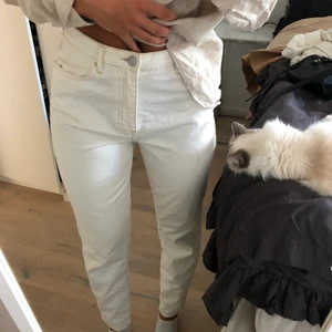 Jeans - Vita jeans med sömmar! Super fina dock inte kommit till så mycket användning. 250kr + frakt