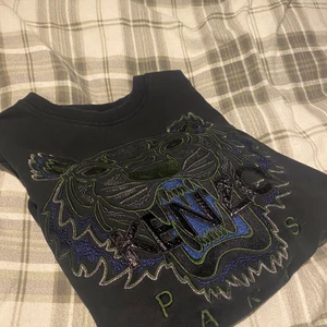 Kenzo sweatshirt  - Unik tröja från Kenzo, använd ca 5 gånger. Sitter tajt och figursytt, storlek XS. Självklart äkta 