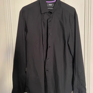 Svart skjorta  - Basic svart skjorta, Använt en gång :)