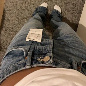 Zarajeans  - Säljer dessa helt slutsålda mid rise zara jeansen. Aldrig använda med lappar kvar. Köpare står för frakt. Buda privat! Högsta bud: 500 + frakt