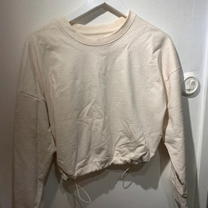 Hoodie - Knappt använd. Stl xs, går att ha både som hoodie o träningströja. 125 kr inkl frakt, pris kan alltid diskuteras 