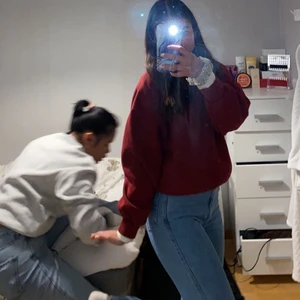 Sweatshirt  - En fin vinröd sweatshirt från Ginatricot. Använd sparsamt och ett fåtal gånger 