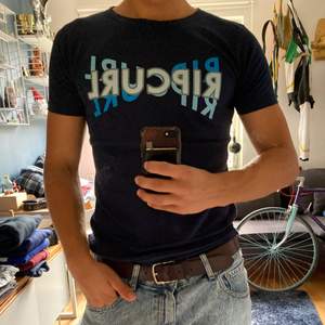 Snygg T-shirt från Ripcurl. Jag har M och det är därför tröjan sitter så tight på bilden. 