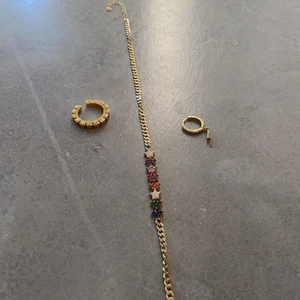 3 smycken  - Er smyckes kit i guld ! En ring , ett halsband och ett örhänge 🤩🤩örhänget matchar till alla olika örhängen ❤️ dem är super fina och är från märket idisplay kolla in deras insta @idisplay ! Ringen är böj bar vilket betyder att du kan böja den till hur liten/stor du vill ha den ;) ringen=30 halsband=45 örhänget=20 