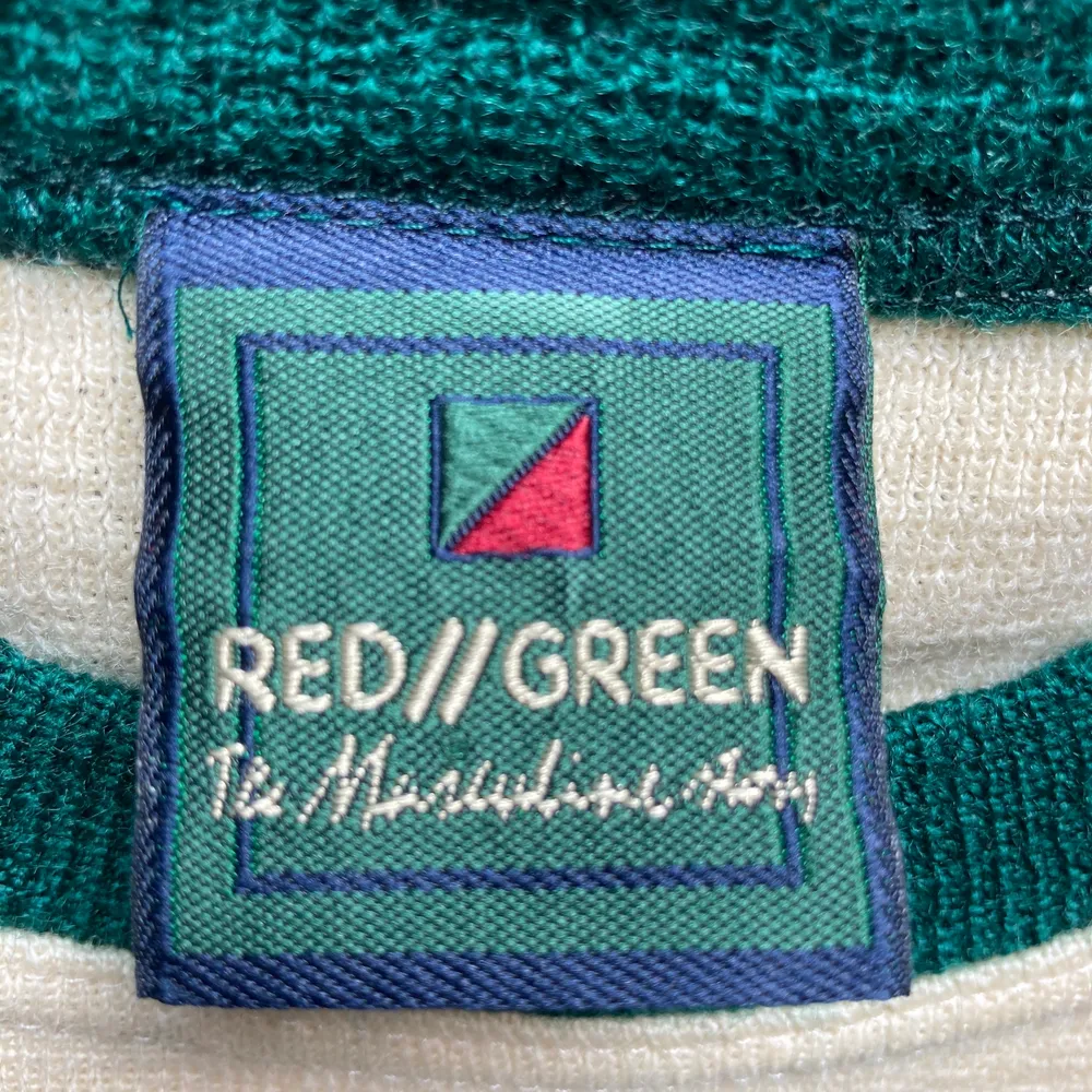 Säljer nu min morfars snygga ReedGreen-tröja som han köpte på 80-talet. Den är sparsamt använd och i mycket gott skick. 100% ull. Kan skickas men köpare står för fraktkostnad.. Tröjor & Koftor.