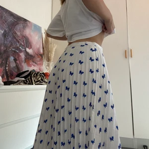 Kjol från & other stories - En vit kjol med blåa söta fjärilar på. Köparen står för frakt 