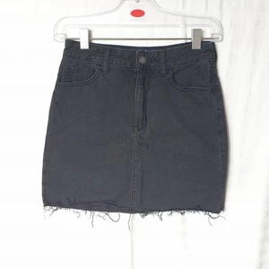 Jeanskjol från Hollister - Svart jeanskjol från Hollister. 🙂 Sitter högt i midjan och materialet är non-stretch. Använd 2 gånger. 